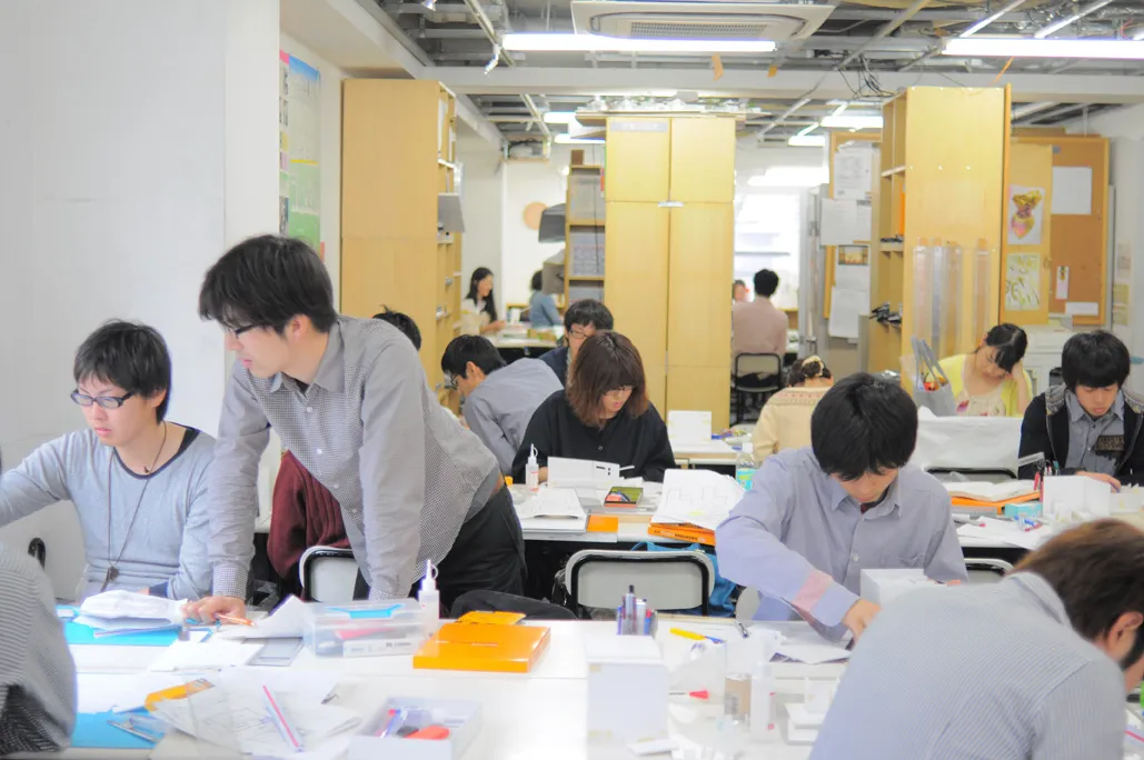 広々とした教室で学生たちが机に向かって作業している様子