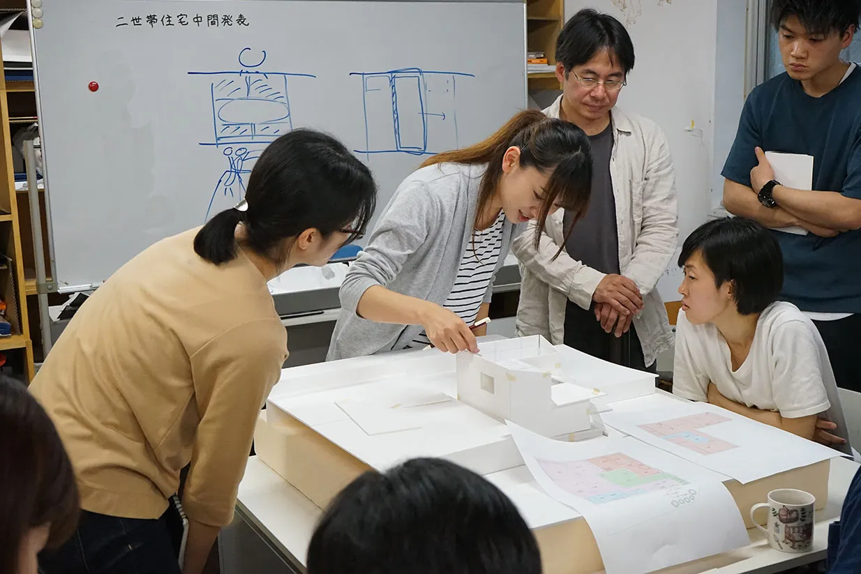 学生がグループで話し合っている様子