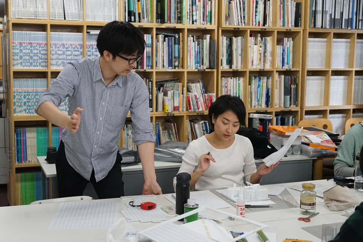 講師が学生に指導している様子